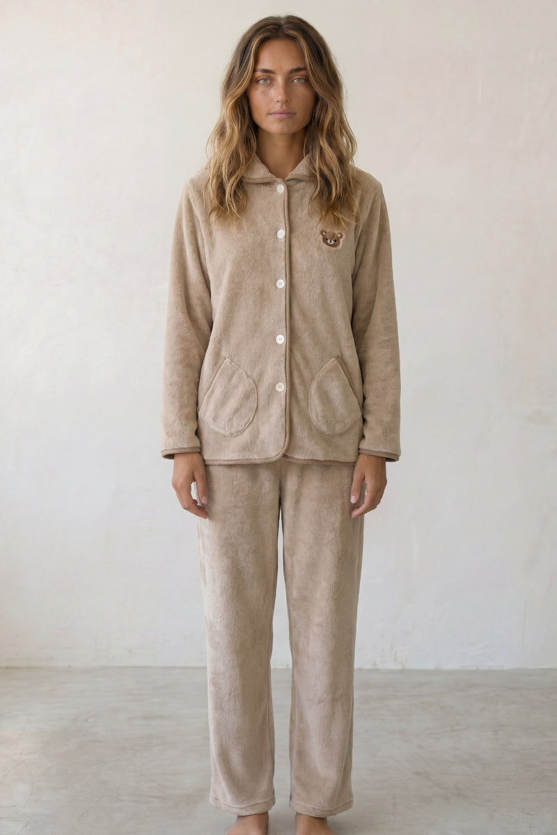 Pyjama polaire taupe femme, veste boutonnée col chemise et pantalon assorti, vue de face