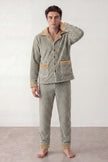 Pyjama polaire vichy homme à petits carreaux kaki et écru, veste boutonnée matelassée liseré jaune et pantalon assorti, vue de face