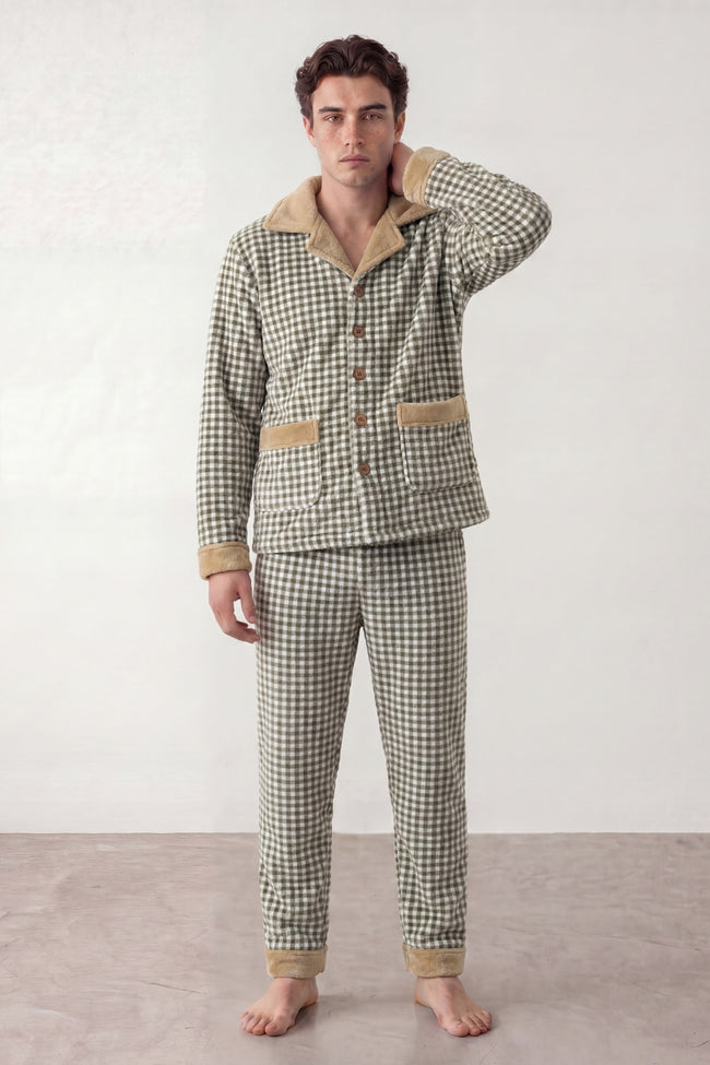 Pyjama polaire vichy homme à petits carreaux kaki et écru, veste boutonnée matelassée liseré jaune et pantalon assorti, vue de face