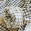 Pyjama polaire vichy homme, détail de la matière matelassée à carreaux