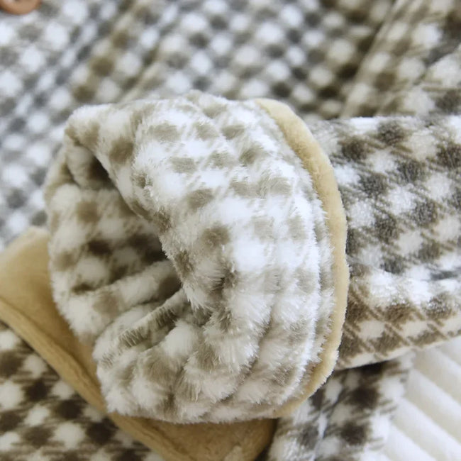 Pyjama polaire vichy homme, détail de la matière matelassée à carreaux