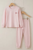 Pyjama rose fille, ensemble haut et pantalon présenté sur cintre