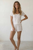 Pyjama short blanc femme à motif délicat, haut boutonné manches courtes et short assorti, vue de face