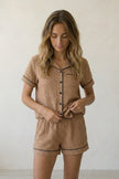 Pyjama short camel femme, haut boutonné manches courtes col chemise liseré et short assorti, vue de face