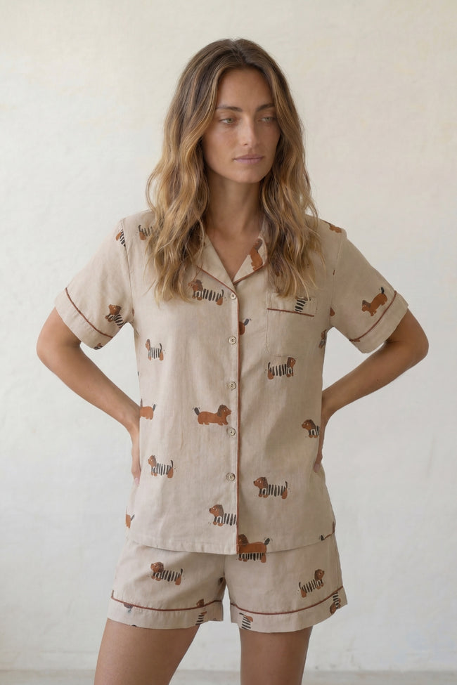 Pyjama short à motif chien femme beige, haut boutonné manches courtes col chemise liseré et short assorti, vue de face