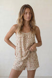 Pyjama short fleuri femme beige, caraco froncé à bretelles et short assorti, vue de face