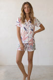 Pyjama short fleuri femme coloré, haut boutonné manches courtes et short assorti, vue de face