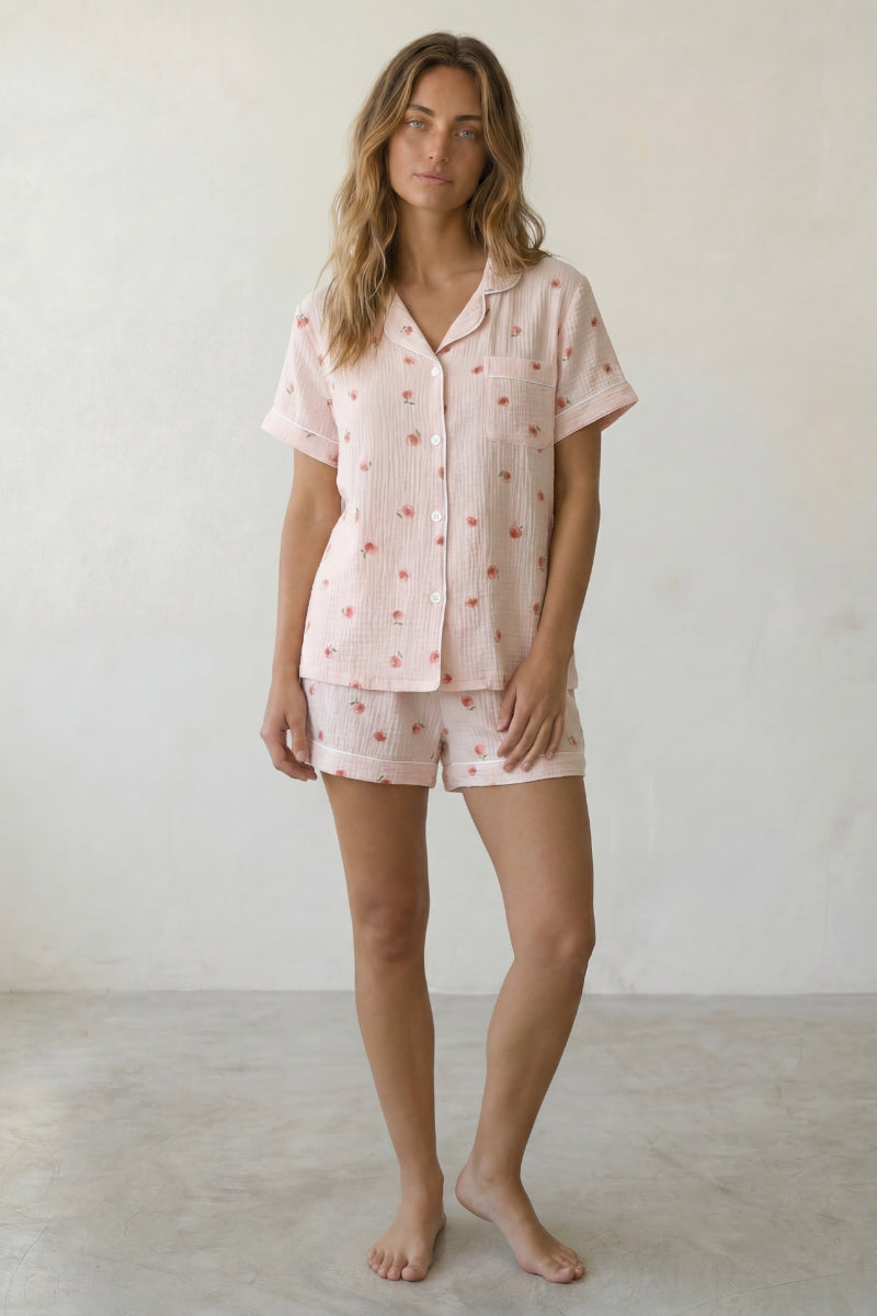 Pyjama short fleuri rose femme écru, haut boutonné manches courtes et short assorti, vue de face
