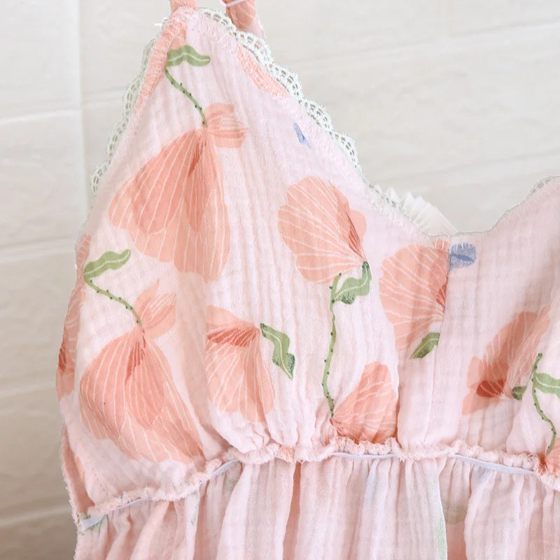 Pyjama short nuisette femme, détail du motif et des bretelles, vue rapprochée