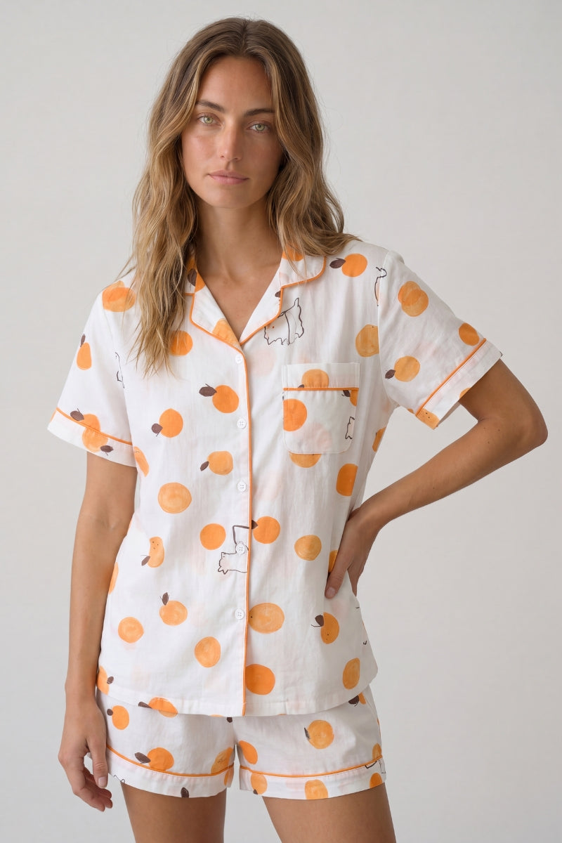 Pyjama short orange femme, haut boutonné manches courtes à motif oranges et short assorti, vue de face