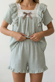 Pyjama short sauge femme à volants, détail du haut et du short, vue de face