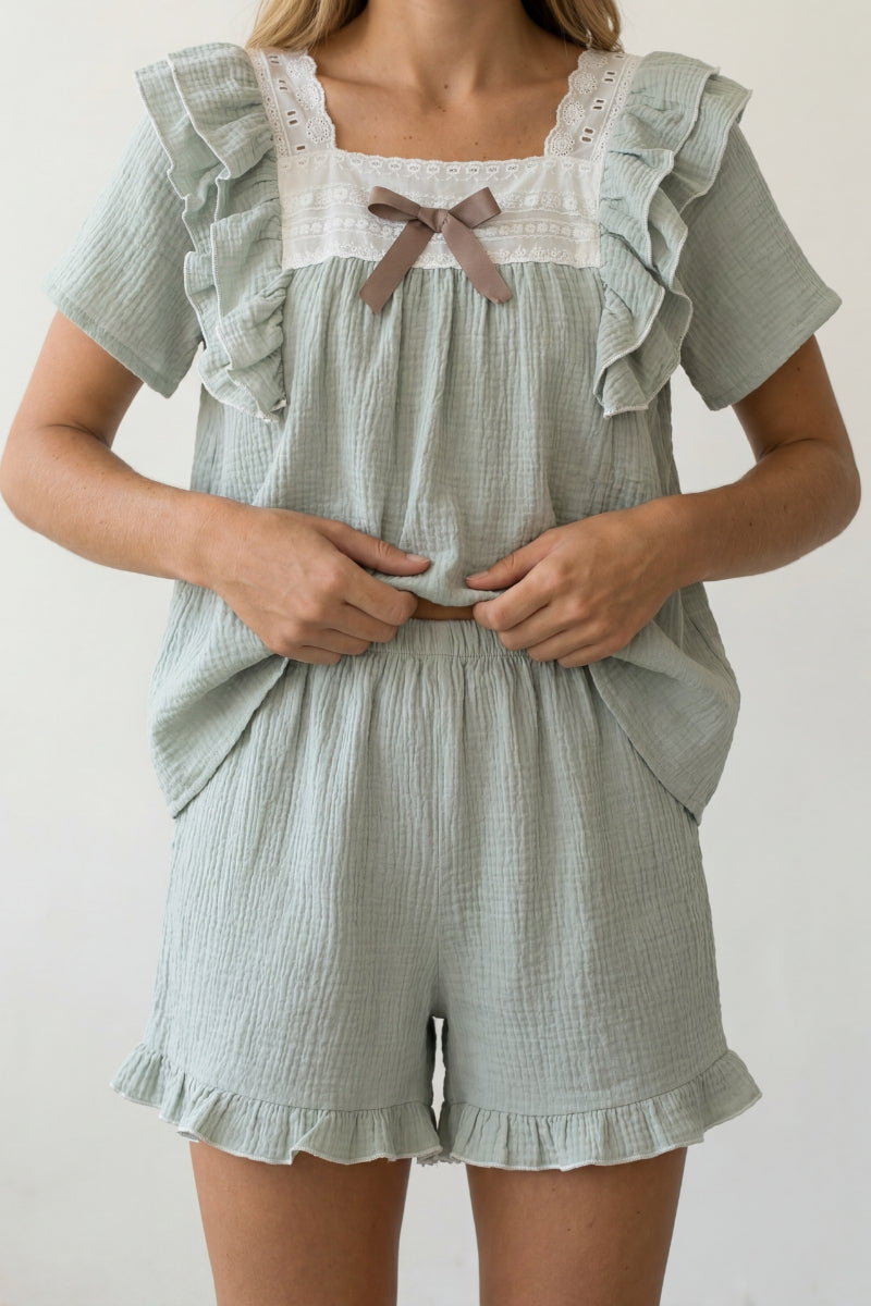 Pyjama short sauge femme à volants, détail du haut et du short, vue de face