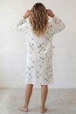 Robe de chambre légère femme écru fleurie, vue détaillée