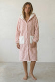 Robe de chambre damier femme rose à capuche, maille gaufrée et poches écrues, vue de face
