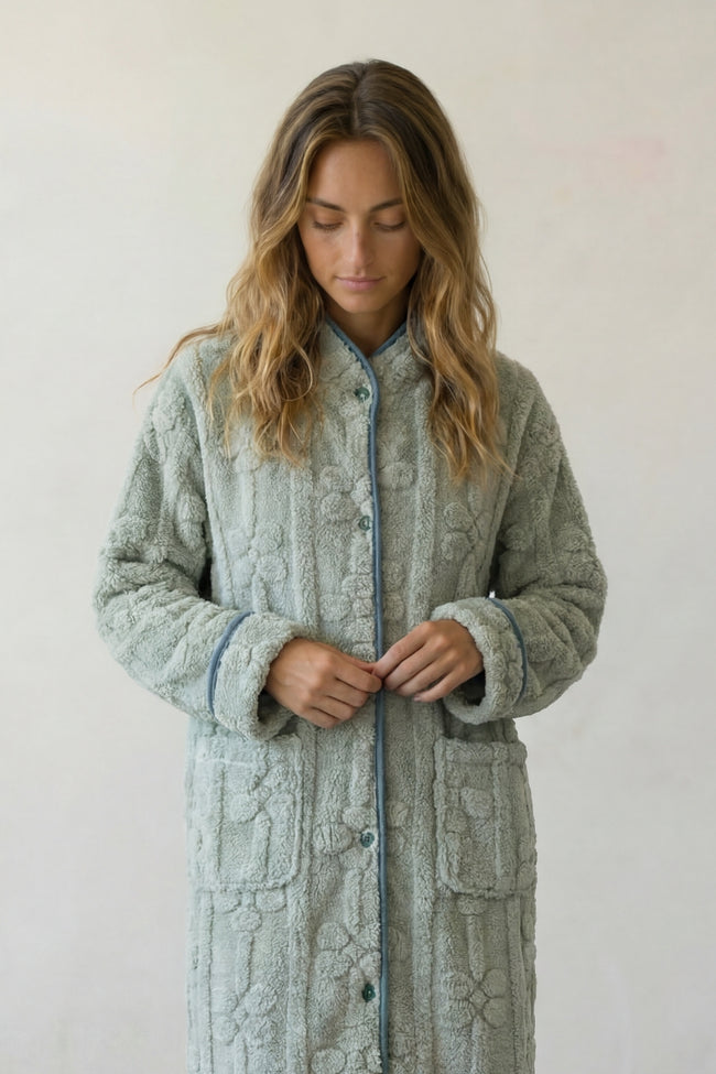 Robe de chambre doudou femme vert sauge, surface matelassée boutonnée et poches, vue de face