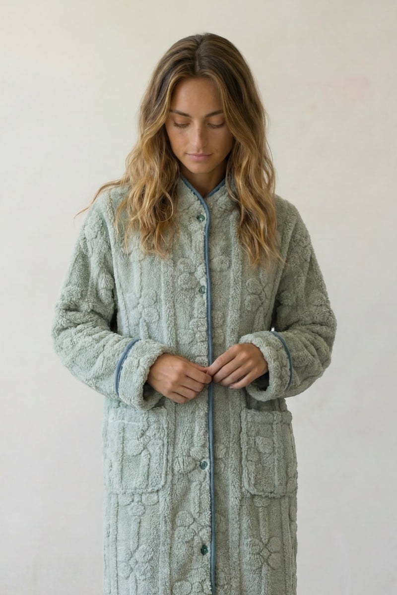Robe de chambre doudou femme vert sauge, surface matelassée boutonnée et poches, vue de face