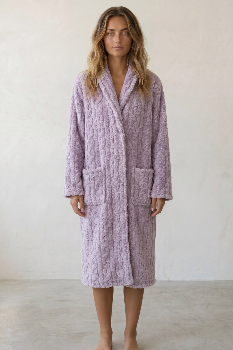 Robe de chambre douillette femme mauve, surface gaufrée col châle et ceinture à nouer, vue de face