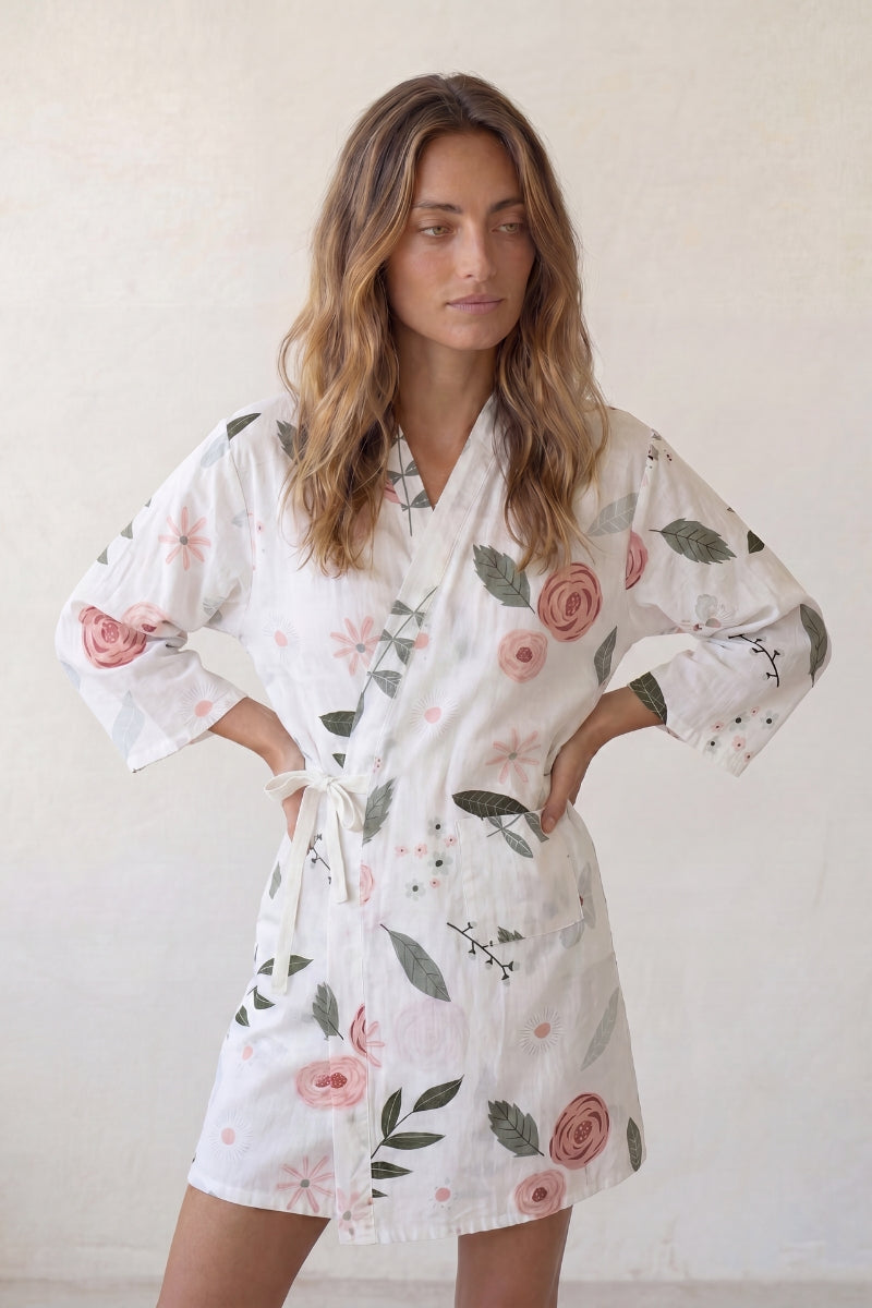 Robe de chambre fleurie femme blanche à imprimé floral rose, ceinture à nouer, vue de face