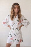 Robe de chambre fleurie femme blanche à imprimé floral rose, ceinture à nouer, vue de face