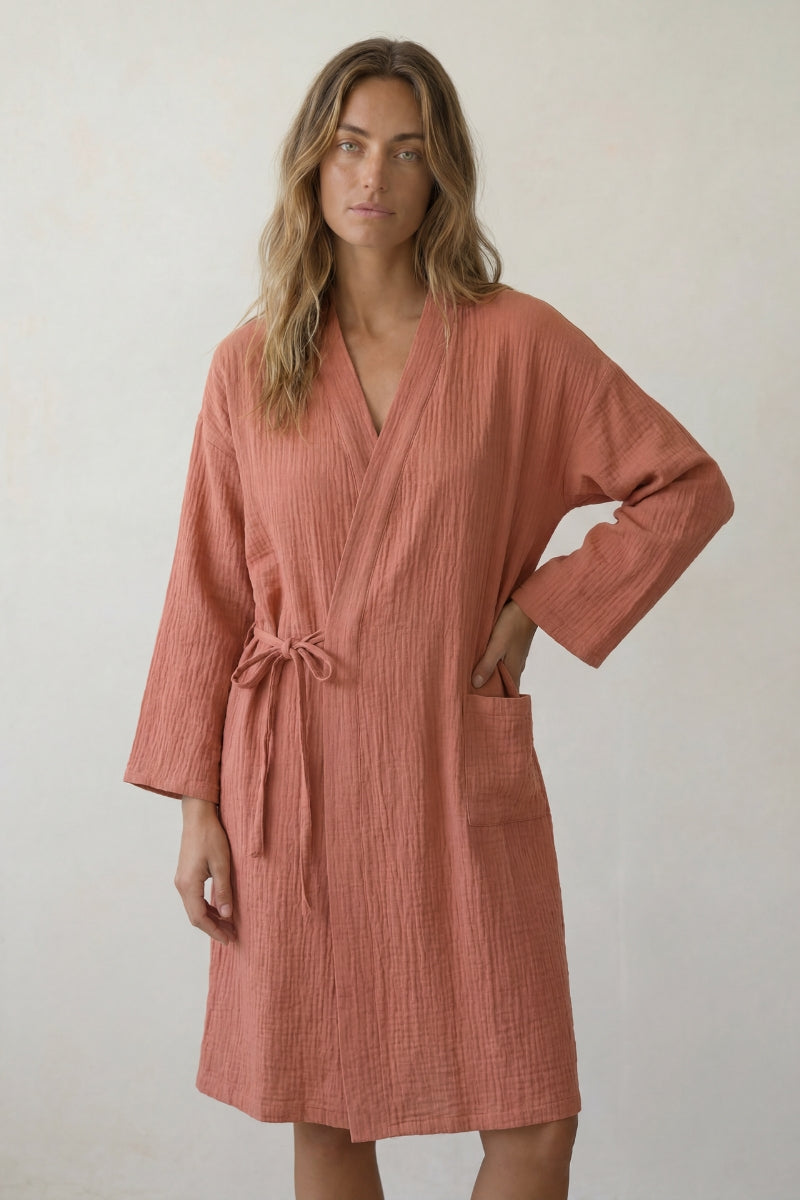 Robe de chambre unie femme terracotta, coupe longue col châle et ceinture à nouer, vue de face