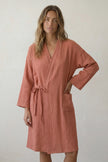 Robe de chambre unie femme terracotta, coupe longue col châle et ceinture à nouer, vue de face